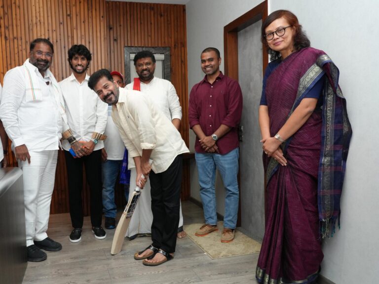 ఆసియా కప్-2025:తిలక్ వర్మను సత్కరించిన సీఎం రేవంత్ రెడ్డి ఆసియా కప్ 2025 ఫైనల్లో పాకిస్థాన్పై భారత్ విజయం సాధించిన తర్వాత తిలక్ వర్మ, హైదరాబాద్లో తెలంగాణ సీఎం రేవంత్ రెడ్డిని మర్యాదపూర్వకంగా కలిసిన ఫోటో