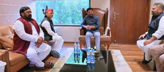 రేవంత్ రెడ్డి–అఖిలేష్ యాదవ్ భేటీ.. ఫోటోపైనే చర్చ రేవంత్ రెడ్డి అఖిలేష్ యాదవ్ భేటీ